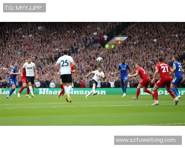 足球明星五花叠戴的时尚潮流与场上表现的完美结合探讨